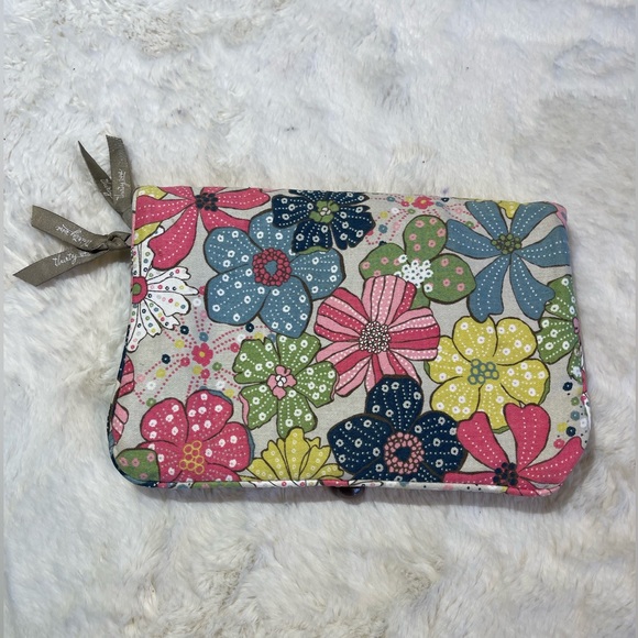 thirty-one Free Spirit Daisy Floral Pastel fold wallet - Picture 1 of 6